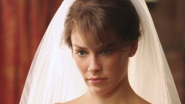 LOST - "I Do" - Jack makes a decision regarding Ben's offer, Kate feels helpless when it looks like an angry Pickett is going to make good on his threat to kill Sawyer, and Locke discovers a hidden message that may guide him through the next steps of his journey to unlocking the secrets of the island, on "Lost," WEDNESDAY, NOVEMBER 8 (9:00-10:01 p.m., ET), on the ABC Television Network. (ABC/MARIO PEREZ)EVANGELINE LILLY