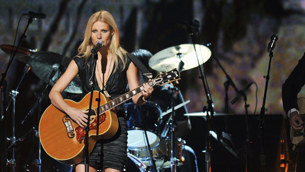 THE 44TH ANNUAL CMA AWARDS - THEATRE - "The 44th Annual CMA Awards" were broadcast live from the Bridgestone Arena in Nashville, WEDNESDAY, NOVEMBER 10 (8:00-11:00 p.m., ET) on the ABC Television Network. (ABC/KATHERINE BOMBOY)GWYNETH PALTROW, VINCE GILL