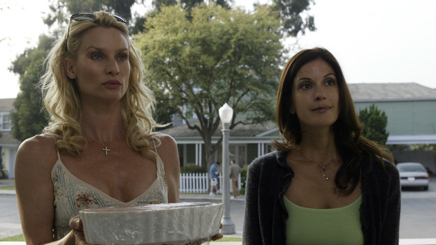 DESPERATE HOUSEWIVES - "PILOT" (ABC/PETER "HOPPER" STONE) NICOLETTE SHERIDAN, TERI HATCHER