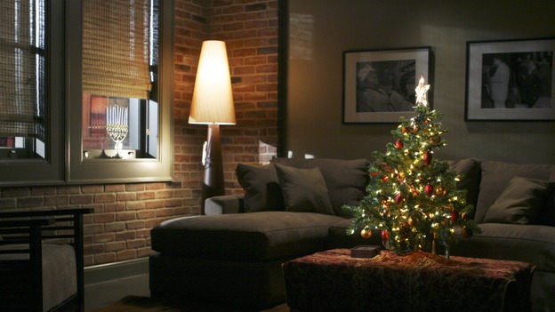 GREY'S ANATOMY - "Tell Me Sweet Little Lies" (ABC/MICHAEL DESMOND)LIVING ROOM SET