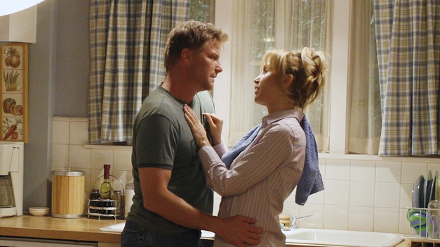 A Slice of LifeTom finally knows what he wants to do with his life: open a pizzeria! Lynette tries to be supportive, but she confesses to her friends that she thinks he'll fail. Nora overhears this and advises Lynette to nip Tom's dream in the bud. Tom is hurt that Lynette thinks he won't be a success, so when Nora tells him she thinks he'd be great at the pizza thing, he's all ears. At the end of the day, Kayla tells her mom that she wishes her daddy could be there to tuck her in at night. Nora tells her daughter that she's working on that.