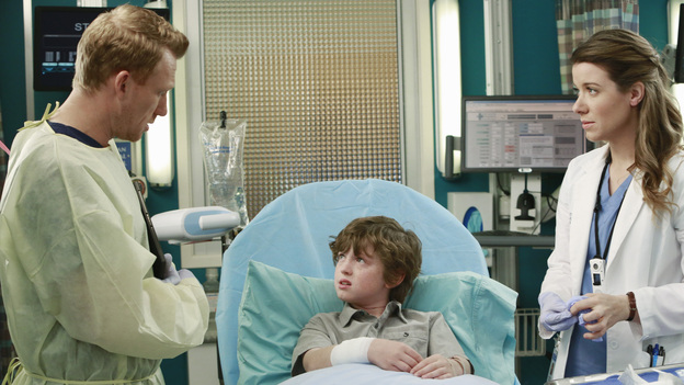 GREY'S ANATOMY - "Can't Fight This Feeling" - A gas tanker explodes on a Seattle highway, causing multiple injuries -- including paramedic Matthew; Meredith and Jo help a frantic mother (Sarah Chalke) whose child is suffering from a mysterious illness; and Owen bonds with a young boy whose parents are in critical condition. Meanwhile true colors are revealed when Alex is forced to work with Jo's boyfriend on an ailing patient, on "Grey's Anatomy," THURSDAY, MARCH 28 (9:00-10:02 p.m., ET) on the ABC Television Network. (ABC/Ron Tom)KEVIN MCKIDD, KYLE SILVERSTEIN, TESSA FERRER