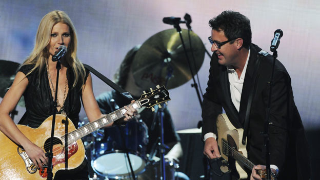THE 44TH ANNUAL CMA AWARDS - THEATRE - "The 44th Annual CMA Awards" were broadcast live from the Bridgestone Arena in Nashville, WEDNESDAY, NOVEMBER 10 (8:00-11:00 p.m., ET) on the ABC Television Network. (ABC/KATHERINE BOMBOY)GWYNETH PALTROW, VINCE GILL