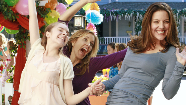 DESPERATE HOUSEWIVES - "You Take for Granted" - Susan convinces Mike to go to the police when she discovers that Ben's loanshark is out to get him; Gaby is justifiably concerned when Carlos exhibits some strange behavior on his first day back to work; Tom's girlfriend, Jane, drops a bombshell on Lynette during Penny's birthday party; and Mrs. McCluskey, who is suffering from terminal cancer, asks Bree to help put an end to her life, on "Desperate Housewives," SUNDAY, MARCH 11 (9:00-10:01 p.m., ET) on the ABC Television Network. (ABC/RON TOM)DARCY ROSE BYRNES, FELICITY HUFFMAN, ANDREA PARKER