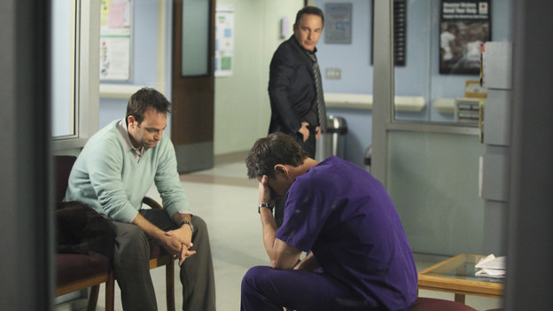 PRIVATE PRACTICE - "A Death in the Family" - After Pete discovers Violet dying on the floor of her home, having barely survived a violent attack from her patient, Katie, he rushes her to the hospital where Addison and Naomi fight to save her life. Meanwhile, the whereabouts and condition of Violet's stolen baby are unknown, on the season premiere of "Private Practice," THURSDAY, OCTOBER 1 (10:01-11:00 p.m., ET) on the ABC Television Network. (ABC/DANNY FELD)PAUL ADELSTEIN, BRIAN BENBEN, TIM DALY