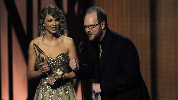 THE 43rd ANNUAL CMA AWARDS - THEATRE - "The 43rd Annual CMA Awards" broadcast live from the Sommet Center in Nashville, WEDNESDAY, NOVEMBER 11 (8:00-11:00 p.m., ET) on the ABC Television Network. (ABC/KATHERINE BOMBOY)TAYLOR SWIFT, NATHAN CHAPMAN