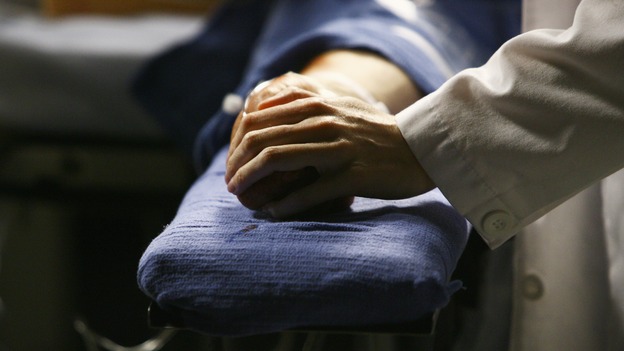 GREY'S ANATOMY - "Now or Never" - Meredith holds the hand of patien "John Doe" as he's being examined on "Grey's Anatomy," THURSDAY, MAY 14 (9:00-11:00 p.m., ET) on the ABC Television Network. ELLEN POMPEO, T.R. KNIGHT (ABC/SCOTT GARFIELD)