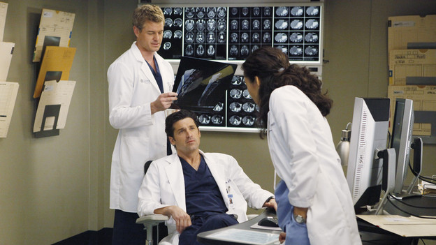 GREY'S ANATOMY - "Give Peace a Chance" - When Isaac, the hospital lab tech, has an inoperable tumor wrapped around his spine, he turns to Dr. Derek Shepherd to do the impossible, and Derek tests the Chief's authority when Richard objects to moving forward with the risky surgery, on "Grey's Anatomy," THURSDAY, OCTOBER 29 (9:00-10:01 p.m., ET) on the ABC Television Network. (ABC/KAREN NEAL)ERIC DANE, PATRICK DEMPSEY, SANDRA OH