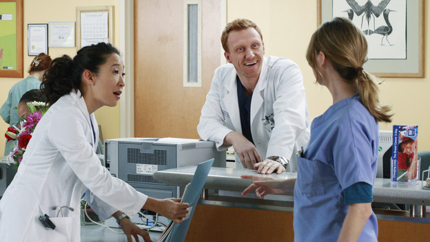 GREY'S ANATOMY - "Blink"- Mark flies Addison to Seattle to help with a difficult procedure on his pregnant daughter, Sloan, Owen questions Teddy's motives when she assigns Cristina the lead on a complicated surgery, and Derek's suspicions are raised when the Chief recruits Meredith to assist with a high profile operation on, "Grey's Anatomy," THURSDAY, JANUARY 14 (9:00-10:01 p.m., ET) on the ABC Television Network. (ABC/RON TOM) SANDRA OH, KEVIN MCKIDD, ELLEN POMPEO