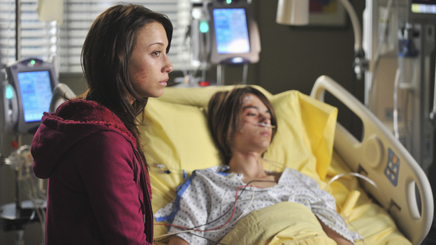 GREY'S ANATOMY - "Suddenly" - A severe car crash involving an entire family results in an all-hands-on situation in the ER, as the eldest daughter is left to make the toughest decision of her life. Meanwhile Teddy, still in the dark about Henry's death, calls upon Cristina to help with her patient in the O.R., and Lexie finds herself working alongside Mark's new girlfriend, Julia, during an eye surgery on Grey's Anatomy, THURSDAY, JANUARY 5 (9:00-10:02 p.m., ET) on the ABC Television Network. (ABC/RICHARD FOREMAN)STELLA MAEVE, BRIDGER ZADINA