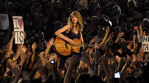 THE 43rd ANNUAL CMA AWARDS - THEATRE - "The 43rd Annual CMA Awards" broadcast live from the Sommet Center in Nashville, WEDNESDAY, NOVEMBER 11 (8:00-11:00 p.m., ET) on the ABC Television Network. (ABC/KATHERINE BOMBOY)TAYLOR SWIFT