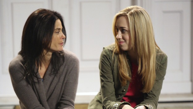 DESPERATE HOUSEWIVES - "Not While I'm Around" - Julie and Susan having a chat, on "Desperate Housewives," SUNDAY, JANUARY 14 (9:00-10:01 p.m., ET) on the ABC Television Network. (ABC/DANNY FELD) TERI HATCHER, ANDREA BOWEN