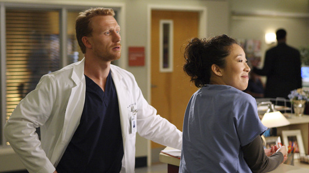 GREY'S ANATOMY - "I Always Feel Like Somebody's Watchin' Me" - Several weeks after her near-death experience, a recovering Izzie returns to work. Meanwhile, nervous that there will be layoffs in the hospital in the wake of an announcement from the Chief, the Seattle Grace residents compete to survive the cuts, including Cristina, who attempts to work alongside Arizona in pediatrics. And Bailey and Alex's patient's already complex case is further complicated by her schizophrenic son, on "Grey's Anatomy," THURSDAY, OCTOBER 1 (9:00-10:01 p.m., ET) on the ABC Television Network. (ABC/CRAIG SJODIN)KEVIN MCKIDD, SANDRA OH
