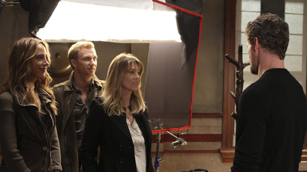 GREY'S ANATOMY - "Something's Gotta Give" - Top security measures go into place as a team of doctors, led by the Chief, try to save the life of a major policitcal figure from the Middle East. Meanwhile Cristina decides to finally decorate her new place and throw a housewarming party, and Alex shows up late from a weekend getaway to his first day of rounds with the new Pediatrics Attending, Dr. Phil Stark (guest star Peter MacNicol), on "Grey's Anatomy," THURSDAY, NOVEMBER 11 (9:00-10:01 p.m., ET) on the ABC Television Network. (ABC/RON TOM)KIM RAVER, KEVIN MCKIDD, ELLEN POMPEO, ERIC DANE
