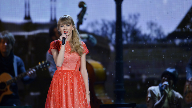 THE 46TH ANNUAL CMA AWARDS - THEATRE - "The 46th Annual CMA Awards" airs live THURSDAY, NOVEMBER 1 (8:00-11:00 p.m., ET) on ABC live from the Bridgestone Arena in Nashville, Tennessee. (ABC/KATHERINE BOMBOY-THORNTON)TAYLOR SWIFT