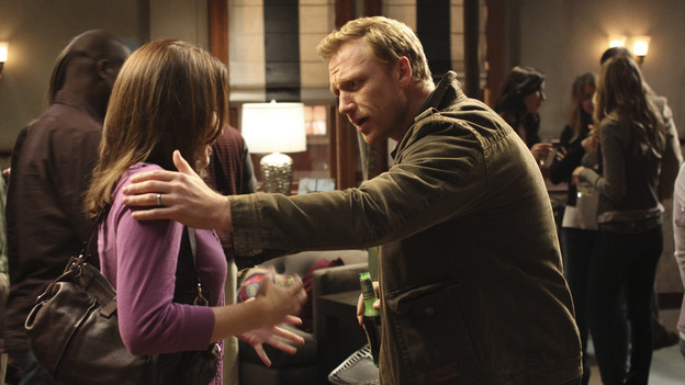 GREY'S ANATOMY - "Something's Gotta Give" - Top security measures go into place as a team of doctors, led by the Chief, try to save the life of a major policitcal figure from the Middle East. Meanwhile Cristina decides to finally decorate her new place and throw a housewarming party, and Alex shows up late from a weekend getaway to his first day of rounds with the new Pediatrics Attending, Dr. Phil Stark (guest star Peter MacNicol), on "Grey's Anatomy," THURSDAY, NOVEMBER 11 (9:00-10:01 p.m., ET) on the ABC Television Network. (ABC/RON TOM)SARAH DREW, KEVIN MCKIDD