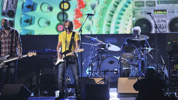 THE 44TH ANNUAL CMA AWARDS - THEATRE - "The 44th Annual CMA Awards" were broadcast live from the Bridgestone Arena in Nashville, WEDNESDAY, NOVEMBER 10 (8:00-11:00 p.m., ET) on the ABC Television Network. (ABC/KATHERINE BOMBOY)KEITH URBAN