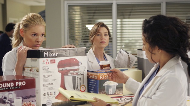 GREY'S ANATOMY - "Love/Addiction" - The residents and interns treat the victims of a massive explosion at an apartment building, while Alex investigates the cause of the accident, Mama Burke returns to collect her son's things just as Cristina trades her wedding presents in exchange for surgeries, Lexie tries to have a heart-to-heart with an unwilling Meredith, and while Callie is overwhelmed with her duties as Chief Resident, Bailey searches for an outlet for her pent-up leadership skills, on "Grey's Anatomy," THURSDAY, OCTOBER 4 (9:00-10:01 p.m., ET) on the ABC Television Network. (ABC/MICHAEL DESMOND)KATHERINE HEIGL, ELLEN POMPEO, SANDRA OH