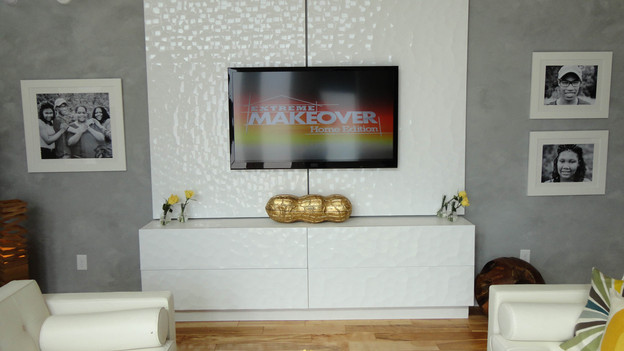 EXTREME MAKEOVER HOME EDITION - "Johnson-Goslee Family," - Living  Room Picture,                on   "Extreme Makeover Home Edition,"  Friday,   December 9th                   (8:00-10:00   p.m.  ET/PT) on the ABC     Television  Network.