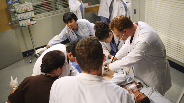 GREY'S ANATOMY - "I Always Feel Like Somebody's Watchin' Me" - Several weeks after her near-death experience, a recovering Izzie returns to work. Meanwhile, nervous that there will be layoffs in the hospital in the wake of an announcement from the Chief, the Seattle Grace residents compete to survive the cuts, including Cristina, who attempts to work alongside Arizona in pediatrics. And Bailey and Alex's patient's already complex case is further complicated by her schizophrenic son, on "Grey's Anatomy," THURSDAY, OCTOBER 1 (9:00-10:01 p.m., ET) on the ABC Television Network. (ABC/CRAIG SJODIN) KEVIN MCKIDD
