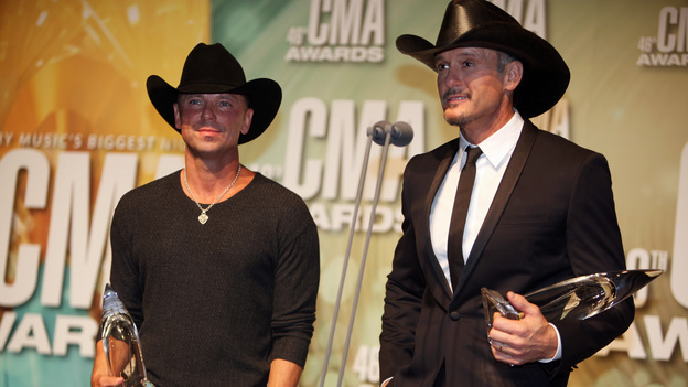 THE 46TH ANNUAL CMA AWARDS - GENERAL - "The 46th Annual CMA Awards" airs live THURSDAY, NOVEMBER 1 (8:00-11:00 p.m., ET) on ABC live from the Bridgestone Arena in Nashville, Tennessee. (ABC/SARA KAUSS)KENNY CHESNEY, TIM MCGRAW