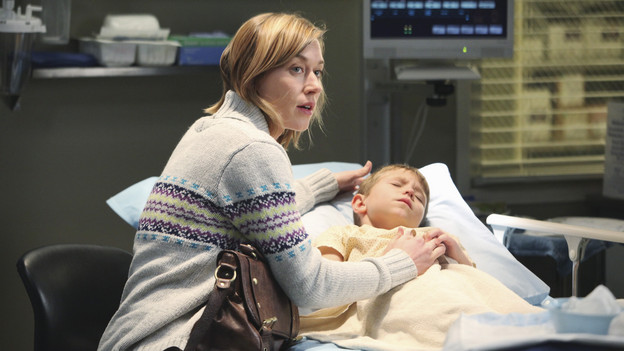 GREY'S ANATOMY - "Golden Hour" - Meredith, looking to prove she is Chief Resident material, learns that anything and everything can happen in an hour's time when she steps up to run the ER for a night; meanwhile, Bailey sneaks off with Eli and gets into a little mischief, and everyone is surprised when the Chief's wife, Adele, shows up as one of the ER patients, on "Grey's Anatomy," THURSDAY, FEBRUARY 17 (9:00-10:01 p.m., ET) on the ABC Television Network. (ABC/DANNY FELD)JACY KING, CADE OWENS