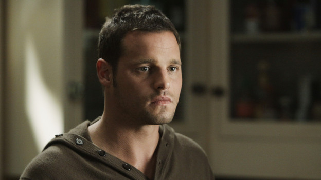 GREY'S ANATOMY - "I Like You So Much Better When You're Naked" - After learning of Richard's drinking problem, Derek confronts him for the sake of his friend and the hospital, Izzie returns, hoping to reconcile with Alex, and tensions run high between Teddy, Cristina and Owen in the aftermath of Cristina's startling confession, on "Grey's Anatomy," THURSDAY, JANUARY 21 (9:00-10:01 p.m., ET) on the ABC Television Network. (ABC/MICHAEL DESMOND) JUSTIN CHAMBERS